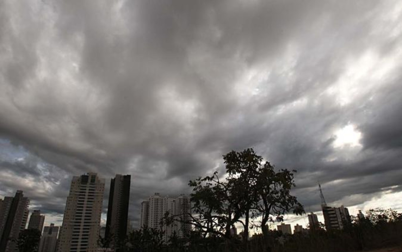Frente fria traz chuvas e queda de temperatura em Goiás